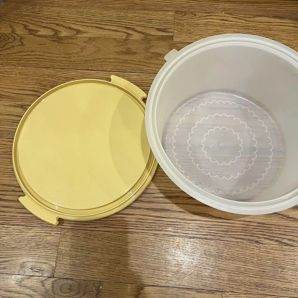 Vintage‎ Tupperware Cake Taker Round 684-5 Harvest Gold Carrier Design On Top